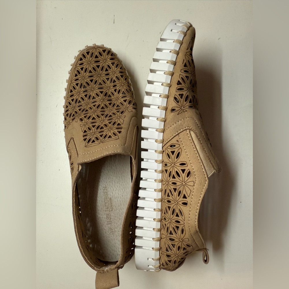 Ilse Jacobsen Tan Tulip Slip-On Shoes with Cutout Design, Size 9